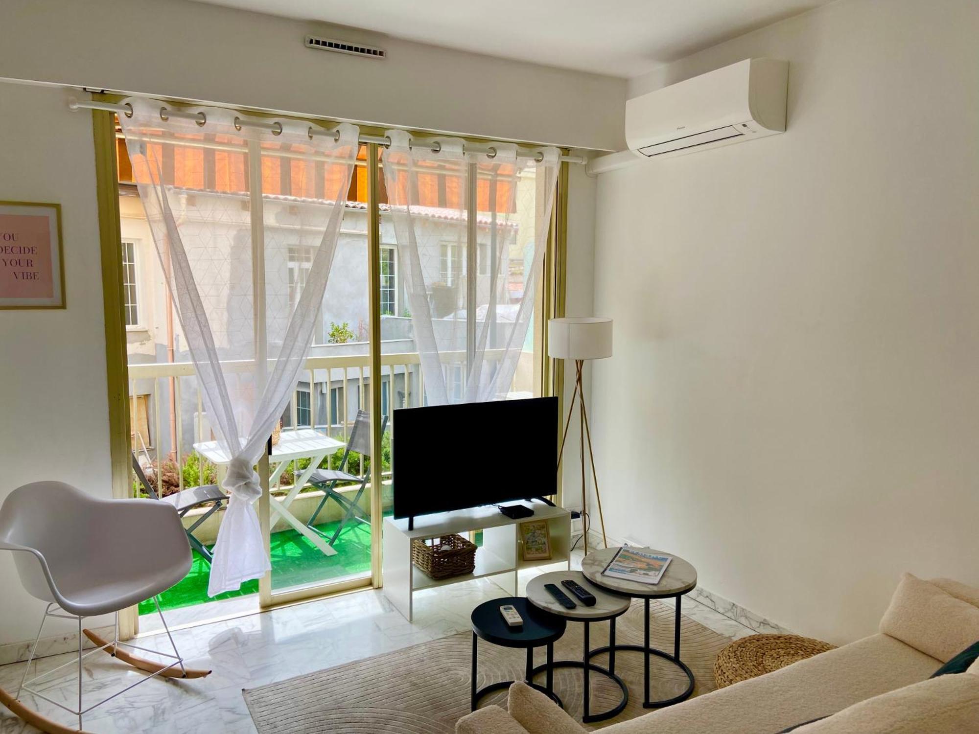 Lovely Center With Balcony *